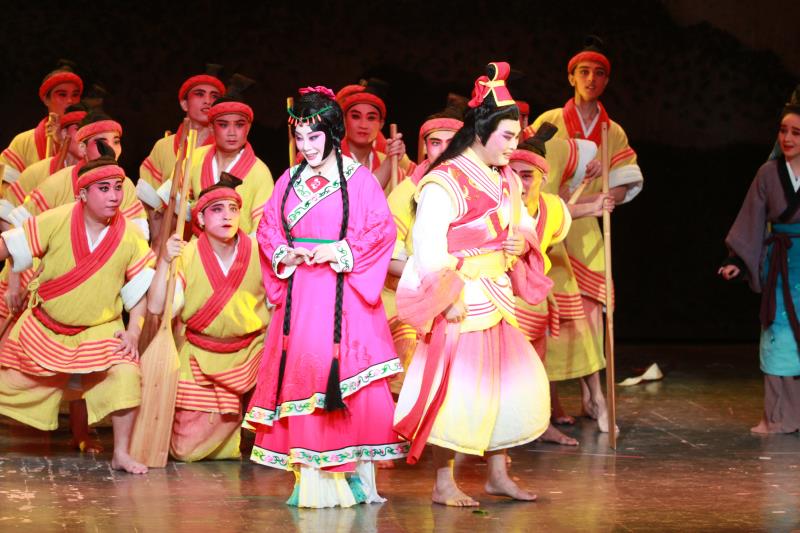 8月15日，《孟姜女傳奇》進(jìn)京演出